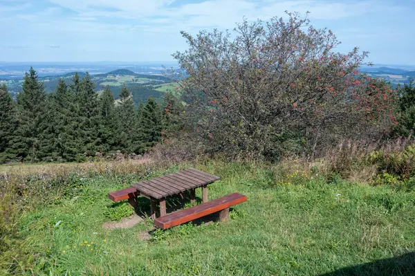 Almanya 'nın Rhoen şehrinde, yeşil manzaralı bankta ve ahşap piknik masasında.