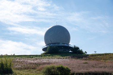 Radar kubbesi, Almanya 'nın yüksek Rhoen bölgesindeki Wasserkuppe zirvesinde, yeşil bir çayır ve pembe bir Willonerb ile, mavi gökyüzü ile güzel bir yaz günü