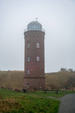 Kap Arkona 'daki yön bulma kulesi, Almanya' nın Mecklenburg-Vorpommern eyaletindeki Ruegen adasında Baltık kıyısındaki eski bir yön bulma radyo istasyonu (1935-1945 Kriegsmarine). Bulutlu ve sisli kış havasında.