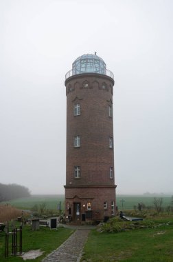 Kap Arkona 'daki yön bulma kulesi, Almanya' nın Mecklenburg-Vorpommern eyaletindeki Ruegen adasında Baltık kıyısındaki eski bir yön bulma radyo istasyonu (1935-1945 Kriegsmarine). Bulutlu ve sisli kış havasında.
