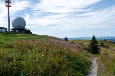 Radar kubbesi ve antenler, Almanya 'nın yüksek Rhoen Dağları' ndaki Wasserkuppe zirvesinde mavi gökyüzü ve yolu ile güzel bir yaz günü