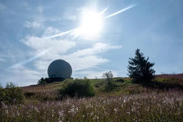 Radar kubbesi, Almanya 'nın yüksek Rhoen bölgesindeki Wasserkuppe zirvesinde, yeşil bir çayır ve pembe bir Willonerb ile, mavi gökyüzü ile güzel bir yaz günü