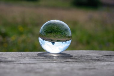 Radar kubbesinin yansıması olan tahta üzerine cam top. Almanya 'daki yüksek Rhoen' de Wasserkuppe 'nin zirvesinde kubbe.