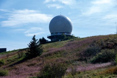 Radar kubbesi, Almanya 'nın yüksek Rhoen bölgesindeki Wasserkuppe zirvesinde, yeşil bir çayır ve pembe bir Willonerb ile, mavi gökyüzü ile güzel bir yaz günü