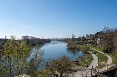 Aschaffenburg, Bavyera, Almanya 'daki Pompejanum ve Kahvaltı Tapınağı' nın manzarası. Ana nehir, bir köprü ve mavi gökyüzü.