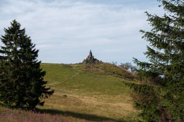 Arka planda havacının anma töreniyle Wasserkuppe 'deki çayır manzarası, Hesse, Rhoen, Almanya