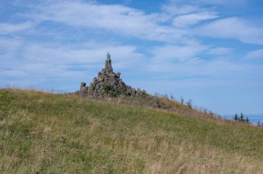 Arka planda havacının anma töreniyle Wasserkuppe 'deki çayır manzarası, Hesse, Rhoen, Almanya