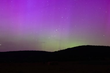 Kuzey ışıkları ve yıldızlar gece gökyüzünde, Almanya hakkında
