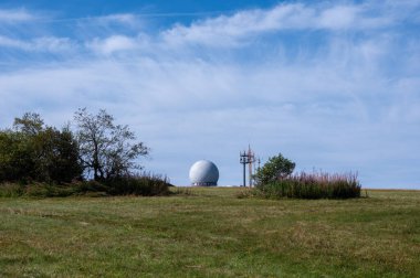 Radar kubbesi ve antenler, Almanya 'nın yüksek Rhoen Dağları' ndaki Wasserkuppe zirvesinde mavi gökyüzü ile güzel bir yaz günü