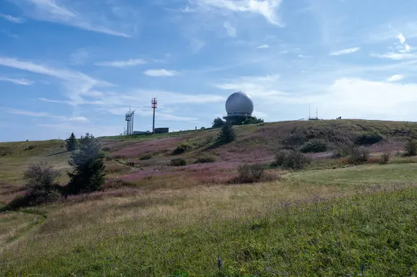 Radar kubbesi ve antenler, Almanya 'nın yüksek Rhoen Dağları' ndaki Wasserkuppe zirvesinde mavi gökyüzü ile güzel bir yaz günü