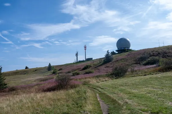 Radar kubbesi ve antenler, Almanya 'nın yüksek Rhoen Dağları' ndaki Wasserkuppe zirvesinde mavi gökyüzü ile güzel bir yaz günü