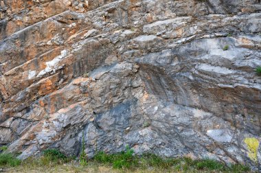 Hırvatistan 'da engebeli kaya katmanı duvarı