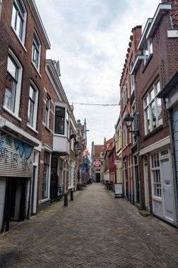 Alkmaar, Hollanda, 3 Eylül 2024 - Peynir kasabası Alkmaar 'ın merkezinde küçük dükkanları olan Cozy Caddesi