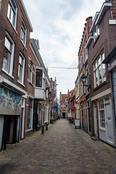 Alkmaar, Hollanda, 3 Eylül 2024 - Peynir kasabası Alkmaar 'ın merkezinde küçük dükkanları olan Cozy Caddesi