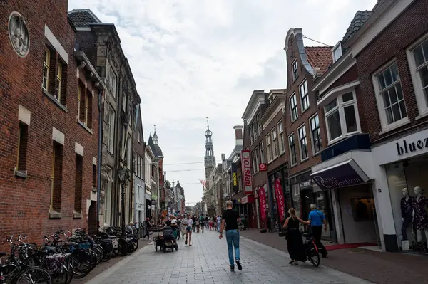 Alkmaar, Hollanda, 3 Eylül 2024 - Peynir kasabası Alkmaar 'ın merkezinde küçük dükkanları olan Cozy Caddesi