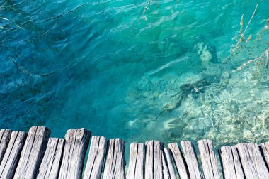 Bir gölün temiz suyuyla ahşap tahtaların arkaplan görüntüsü