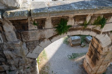 Hırvatistan 'ın Pula Amfitiyatrosu' ndaki bir taş kemerin üzerinden görünüm