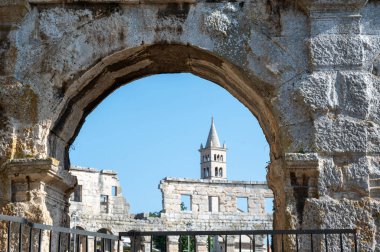 Hırvatistan ve Avrupa 'daki amfitiyatrodan Pula' daki bir kilisenin taş kemerinden bak.