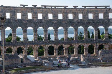 Türünün en büyük altıncı amfitiyatrosu olan Pula Arena 'nın bir bölümü, Hırvatistan ve Avrupa' da mavi bir gökyüzü ile