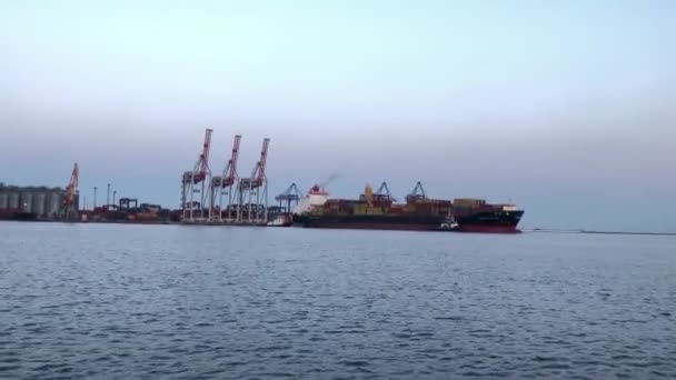 Schip Met Containers Zeehaven Het Lossen Van Een Schip Met — Stockvideo