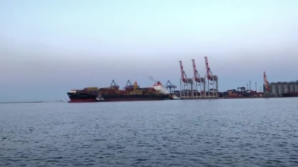 항구에 컨테이너를 컨테이너를 내리는 항구에 화물선 — 비디오