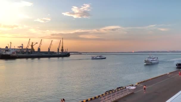 Barco Con Bandera Ucrania Puerto Odesa Ucrania Barco Placer Puerto — Vídeos de Stock