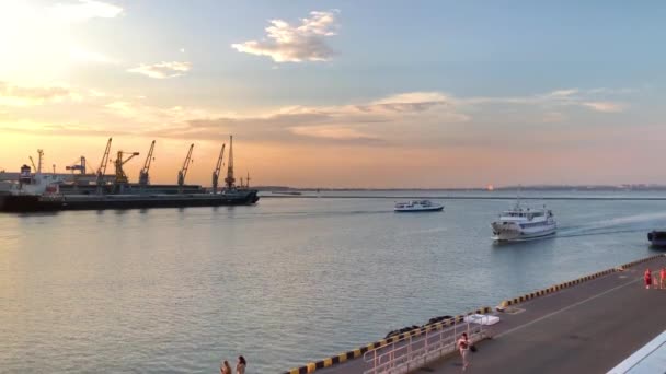 ウクライナのオデッサの港にウクライナの旗とボート ウクライナ ウクライナのオデッサの海港での喜びのボート オデッサ船に乗ってる人と — ストック動画