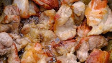 Sulu altın et. İştah açıcı kızarmış et. Kızarmış et süreci. Altın kabuklu et..