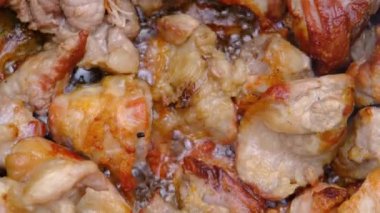 Sulu altın et. İştah açıcı kızarmış et. Kızarmış et süreci. Altın kabuklu et..