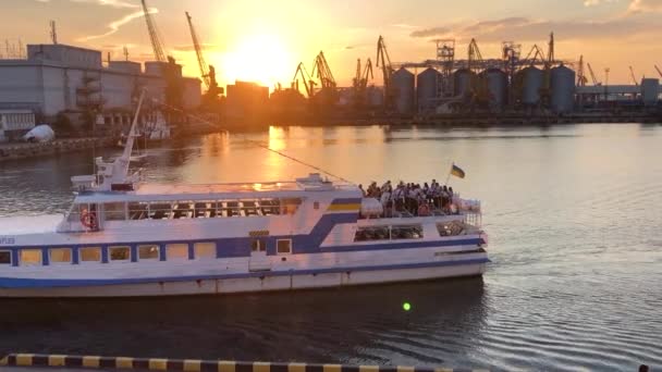 在乌克兰的敖德萨港悬挂乌克兰国旗的船 在乌克兰敖德萨海港的游船 敖德萨 一艘船上有人的船 — 图库视频影像