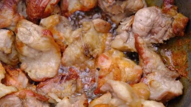 肉在热油中油炸 金块肉在沸腾的油中 多汁的金肉 — 图库视频影像