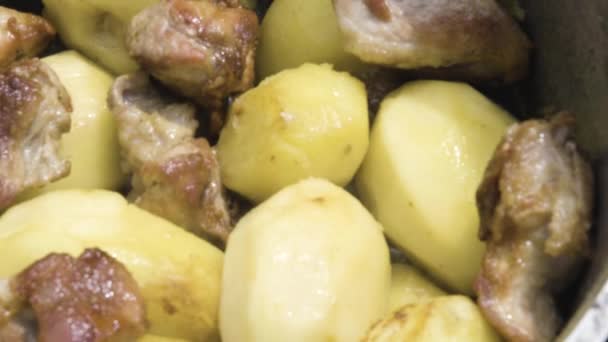 Carne Cozida Com Batatas Close Carne Frita Com Batatas Processo — Vídeo de Stock