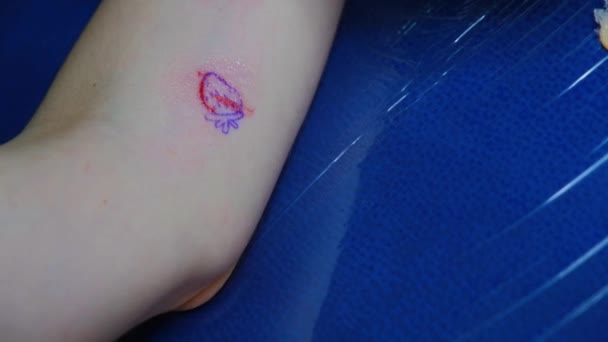 Het Proces Van Het Opvullen Van Een Tattoo Close Hand — Stockvideo