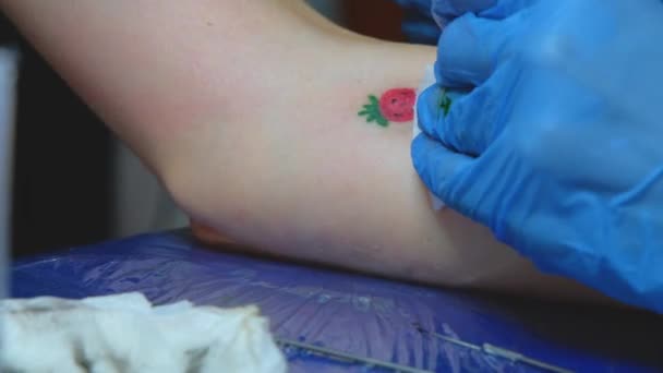 Närbild Professionell Tatuerad Kvinna Som Tatuerar Sig Ung Flickas Ben — Stockvideo