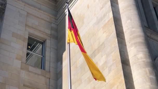 Almanya Bayrağı Reichstag Binasının Çatısında Kumaş Bayrakları Rüzgarda Dalgalanıyor — Stok video