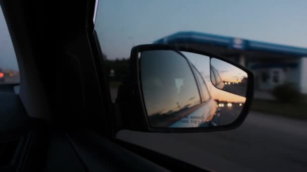 Reflektion Solnedgången Backspegeln Bil Resa Med Bil Backspeglar För Bilar — Stockvideo