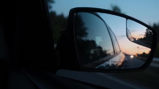 Bir Arabanın Dikiz Aynasında Gün Batımının Yansıması Arabayla Seyahat Araba — Stok video