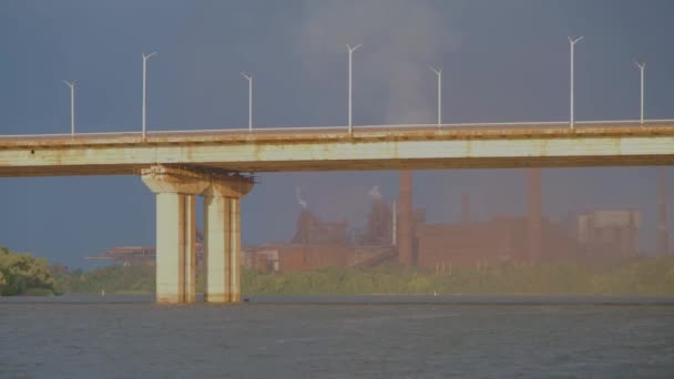 Nehrin Yanında Bacası Tüten Bir Fabrika Gün Batımında Sigara Fabrikası — Stok video