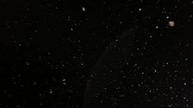 Gerçek kar kameraya düşer. Kar yağıyor. Yoğun kar yağışı videosu. Kış masalı atmosferi.