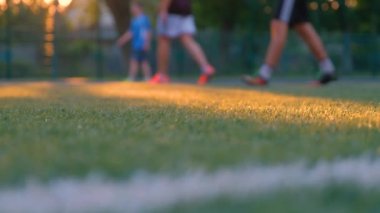 Gün batımında futbol antrenmanı. Futbolcular gün batımında futbol oynarlar. Dünya Kupası 'ndan önce antrenman.