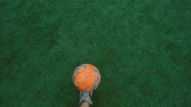 Futbolcu topa vuruyor. Futbol birinci şahısta. Futbolcu birinci şahıs görünümünde top sürüyor