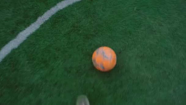 サッカー選手はボールPovを蹴ります 最初の人にサッカー サッカー選手が一人称視点をドリブル — ストック動画