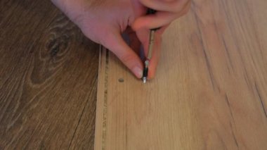 Ev mobilyaları montajı. Mobilyalara vida takmak. Ev mobilyaları montajı. ev hayatı.