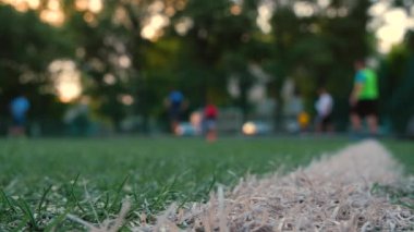 Gün batımında futbol antrenmanı. Futbolcular gün batımında futbol oynarlar. Dünya Kupası 'ndan önce antrenman.