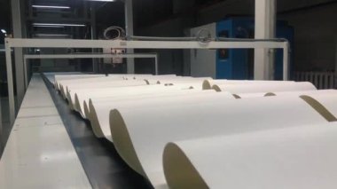 Duvar kağıdı fabrikası. Duvar kağıdı yaratma süreci. Otomatik duvar kağıdı üretim fabrikası. Duvar kağıdı üretim hattı.