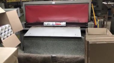 Duvar kağıdı fabrikası. Duvar kağıdı yaratma süreci. Otomatik duvar kağıdı üretim fabrikası. Duvar kağıdı üretim hattı.