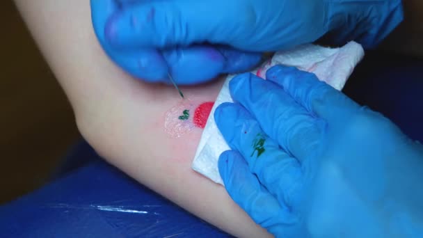 Tattoo Kunstenaar Maakt Hand Porren Tatoeage Kleine Aardbeientattoo — Stockvideo
