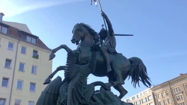 Статуя Святого Георгія Берліні Святий Георг Перемагає Дракона Статую Берліні — стокове відео