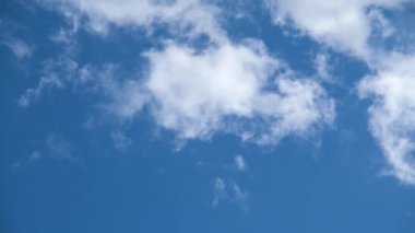 Gökyüzündeki bulutlar. Mavi gökyüzüne karşı ışık bulutları. Gökyüzünde beyaz bulutlar. Zaman Hızı Bulutları.