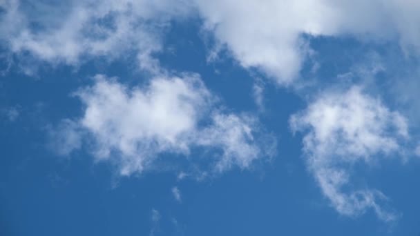 Σύννεφα Στον Ουρανό Φωτεινά Σύννεφα Στον Γαλάζιο Ουρανό Λευκά Σύννεφα — Αρχείο Βίντεο